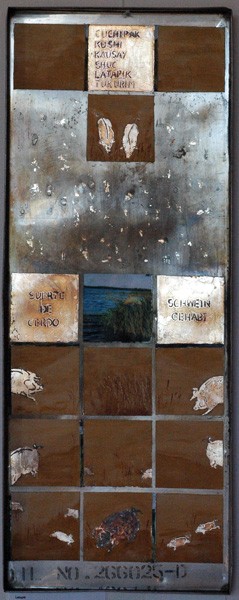"Latapik"
Lata, en la que se asaron cerdos, pan de plata, tarjeta y texto en quichua, espanol y alemán.
31 x 78,5cm
2006 